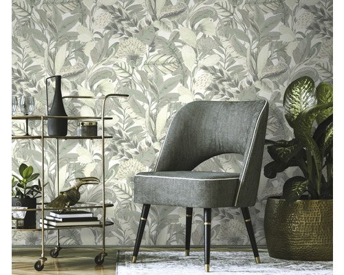 Miljöbild med blommönstrad tapet, fåtölj och serveringsvagn.