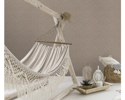 Rumsöversikt med tapeter med fiskbensmönster, hängmatta, korg och dekorationer.