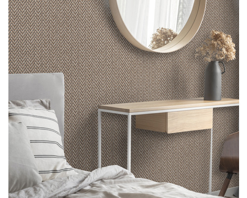 Sovrum med säng, konsolbord, spegel och tapet med fiskbensmönster