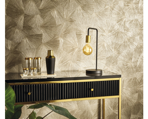 Inredningsexempel med en byrå, en lampa, glas och en mönstrad tapet.