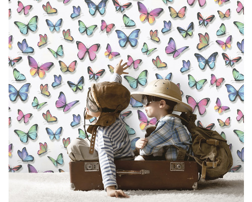 Tapet med fjärilsmönster och två barn i en resväska