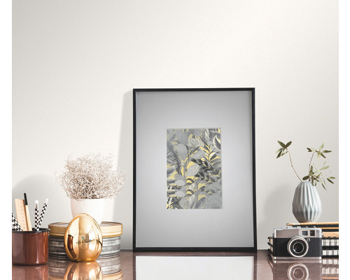 Dekorativ scen med ett inramat bladmotiv på väggen