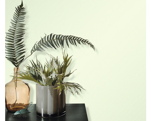 Dekorativa krukväxter i vaser på ett bord