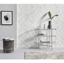 Vardagsrum med mönstrad tapet, pall, bord och dekoration