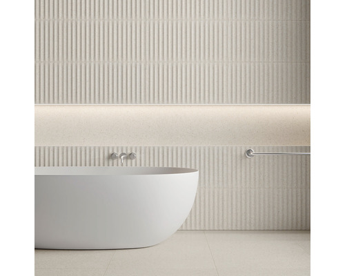 Badrum med badkar, väggarmatur och väggkakel