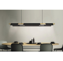 Modern matsalsscen med matbord, stolar och en hängande lampa.