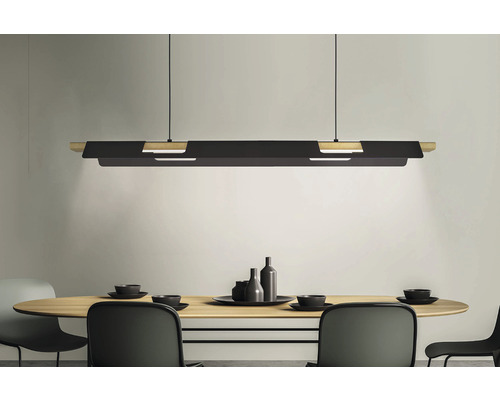 Taklampa EGLO Ermua LED svart/trä Modern matsalsscen med matbord, stolar och en hängande lampa.