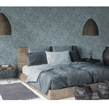 Sovrum med dubbelsäng, sängbord, två hänglampor och en mönstrad tapet