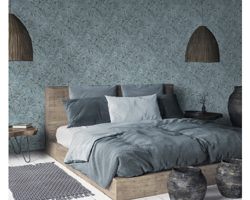 Sovrum med dubbelsäng, sängbord, två hänglampor och en mönstrad tapet