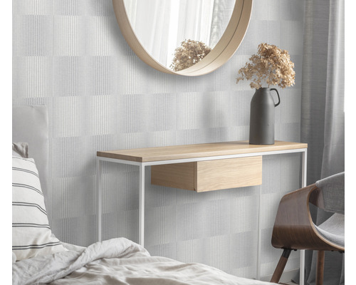 Sovrum med geometrisk tapet, konsolbord, spegel och dekoration