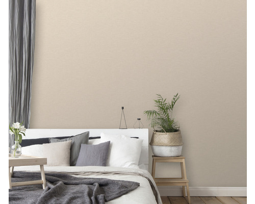 Sovrum med beige textil tapet, säng och krukväxt