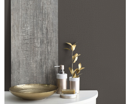 Badrumsstilleben med skål, tvålpump och träväggspanel