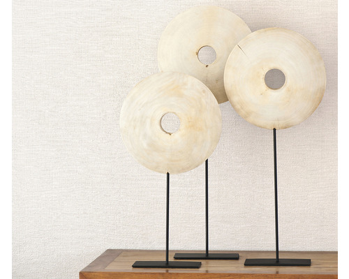 Dekorativa träskivor på ställ för inredning