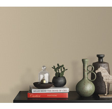 Dekorativ väggdesign med textiltapet i vardagsrummet.