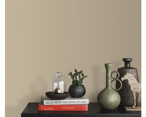 Dekorativ väggdesign med textiltapet i vardagsrummet.