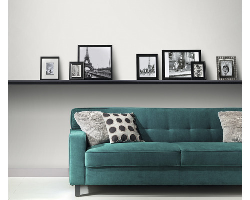 Rumsdekoration med soffa, hylla och fotoramar