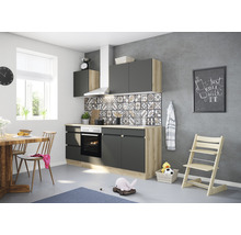 Modernt kök med matbord och barnstol.