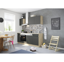 Ljust kök med matbord, stolar och barnstol