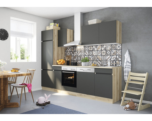 Modernt kök med matbord och barnstol