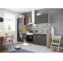 Komplett kök med grå skåp, träelement, matbord och barnstol.