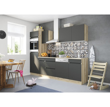 Modernt kök med matbord och barnstol