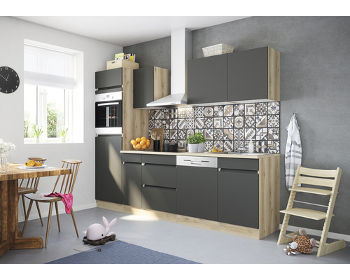 Modernt kök med matbord och barnstol