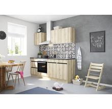 Ljust kök med pentry, matbord, barnstol och leksaker för en vänlig atmosfär.