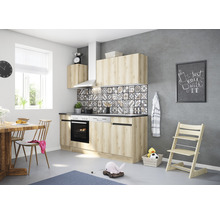 Ljust kök med matbord, barnstol och dekorativa plattor