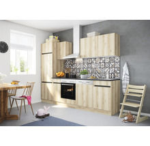 Ljust kök med matbord och barnstol i ett ljust rum