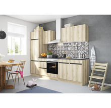 Kök med köksskåp, fläkt, spis, bord och barnstol