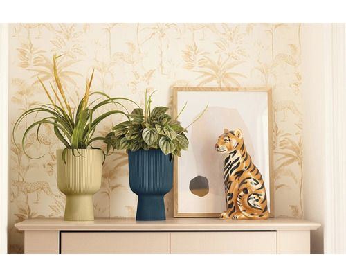 Dekorativ arrangemang med växter i räfflade blomkrukor och en tigerfigur