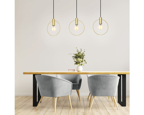 Matbord med tre runda hänglampor och stolar