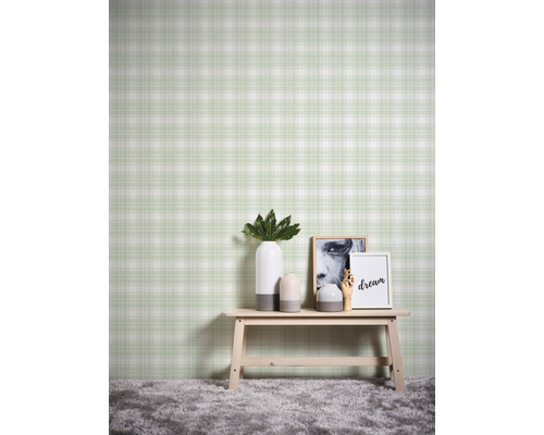 Rum med rutig tapet, dekoration och matta