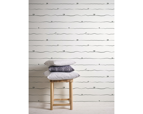 Tapet med hjärtlinjemönster och kuddar på en pall