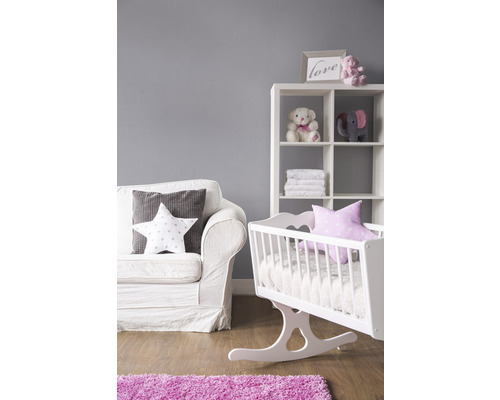 Barnrum med vit soffa, hylla och vagga