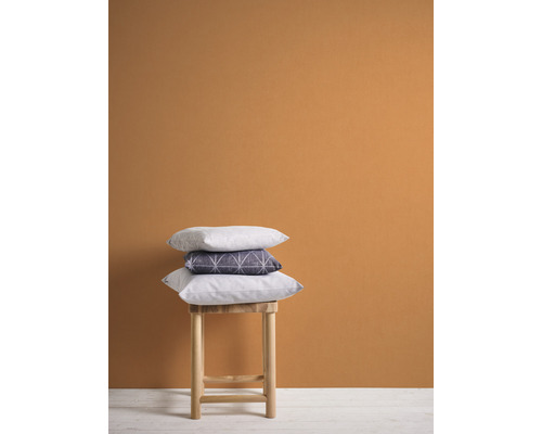 Dekorativa kuddar staplade på en pall