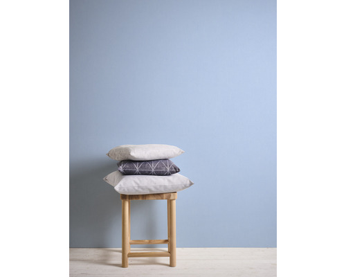 Stapel med tre kuddar på en pall