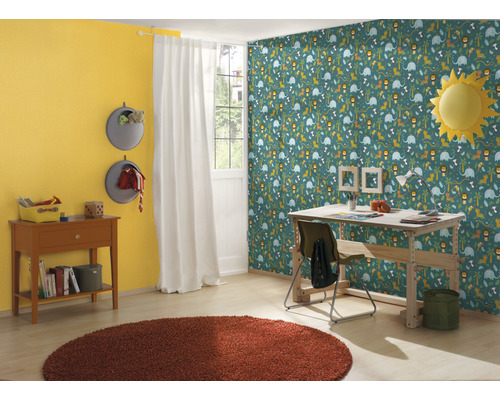 Barnrum med djurmönstrad tapet, skrivbord och matta