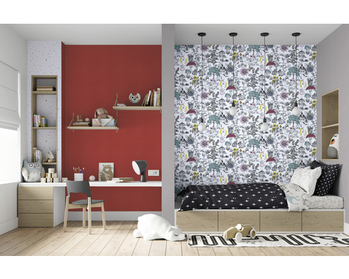 Barnvänligt rum med skrivbord, hyllor och säng med mönstrad tapet