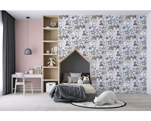 Barnrum med skrivbord, stol, hylla, hussäng och mönstrad tapet