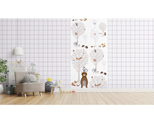 Barnrum med tapet med skogsdjursmotiv och skotskrutig tapet