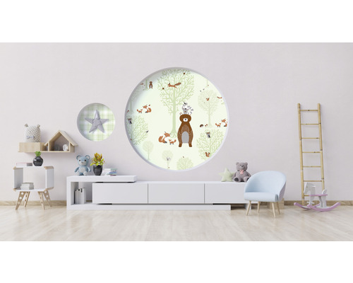 Barnrum med väggdekor med skogsmotiv, inklusive björnar, rävar och träd.