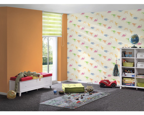 Barnrum med dinosaurietapet, sittbänk med förvaring och bokhylla.