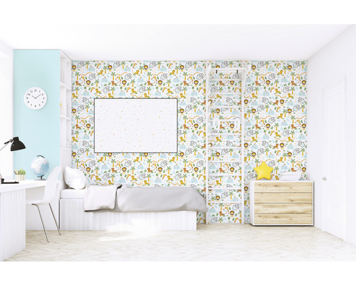 Barnrum med djurmönstrad tapet, stege och skrivbord