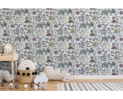 Barnrum med tapet med skogsdjursmotiv, inklusive ekorrar, kaniner och svampar.