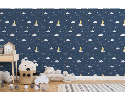 Barnrum med tapeter med stjärnor, månar och moln