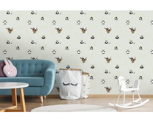 Vardagsrum med soffa och tapet med pandamönster