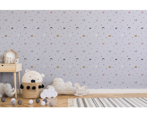 Barnrum med djurmönstrad tapet, nattduksbord och leksaker