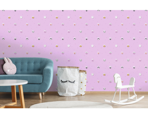 Barnrum med soffa, bord, leksaker och tapeter med djurmotiv