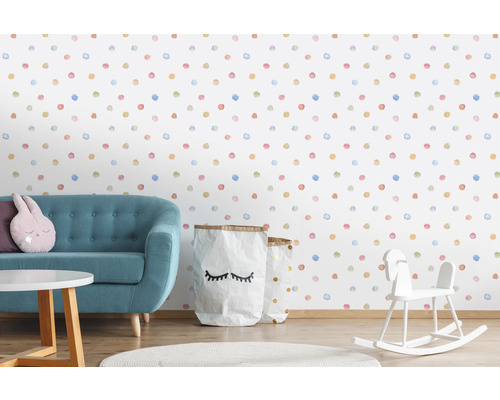 Dekorativt barnrum med soffa, leksaker och tapeter med prickmönster